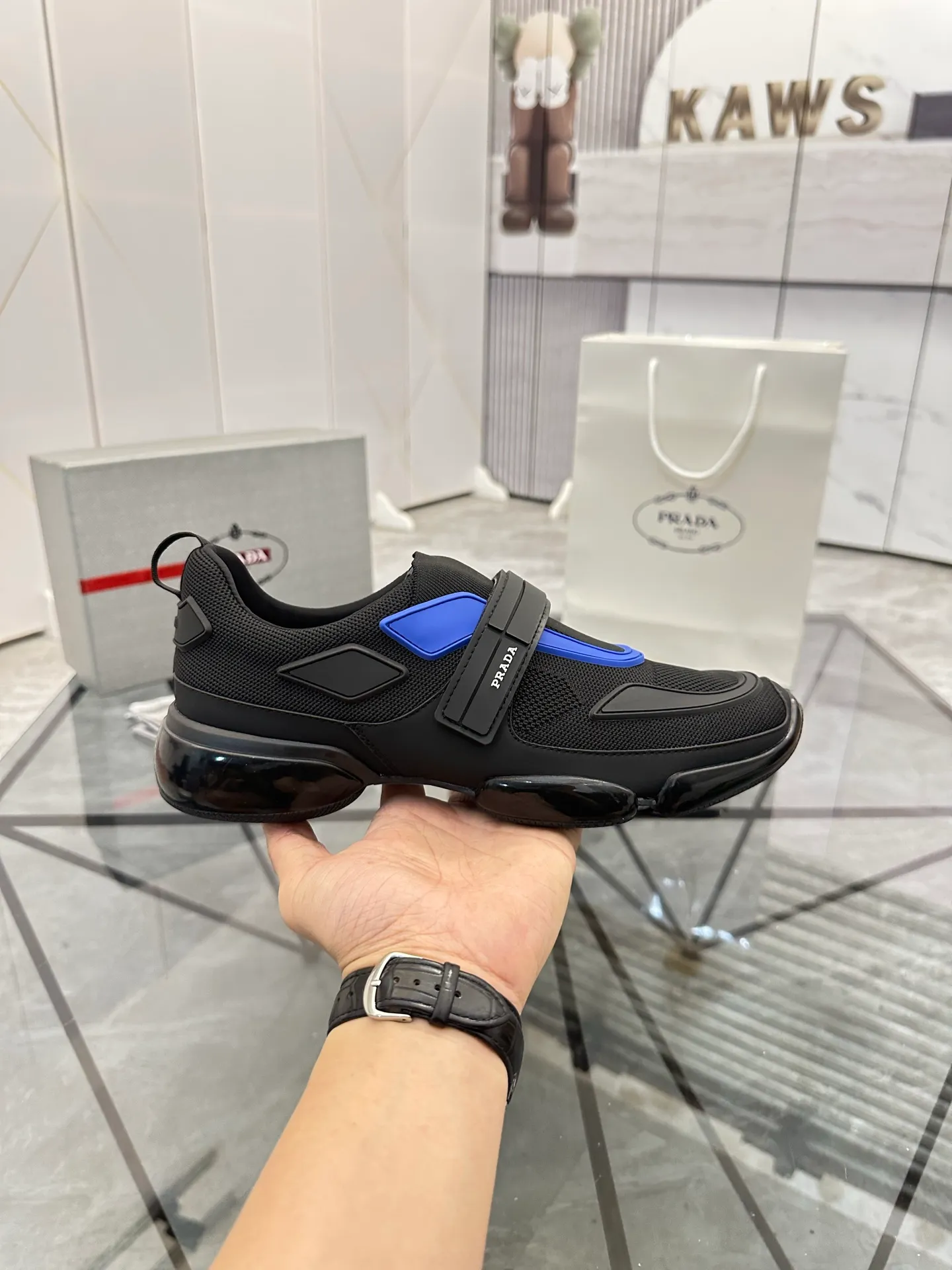 Men's shoes: 💰P520¥ High-end top quality Product trademark: Prada *"Prada*" low-top casual shoes Regular size: 38-45 (can be customized to 46) One size larger Product materials: imported breathable fly weave upper, professional glue-making process, breathable lining, cowhide foot pads, original outsole. No.: 001